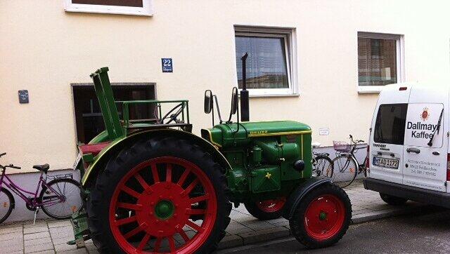 Ordentlich geparkt: der Traktor vor der Haustür. Ordentlich geparkt: der Traktor vor der Haustür.