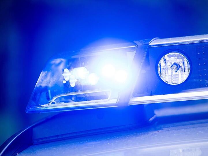 Ein Blaulicht leuchtet an einer Polizeistreife. Foto: Lino Mirgeler/dpa/Archivbild
