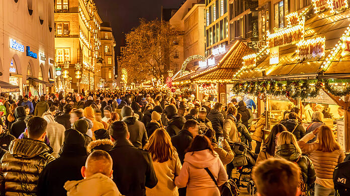 Erfahrungsgemäß sind das zweite und dritte Adventwochenende die Einkaufsstärksten in der Stadt. Nach wenig Betrieb sieht es rund um den Weihnachtsmarkt zwei Wochen vorher jedoch nicht aus.