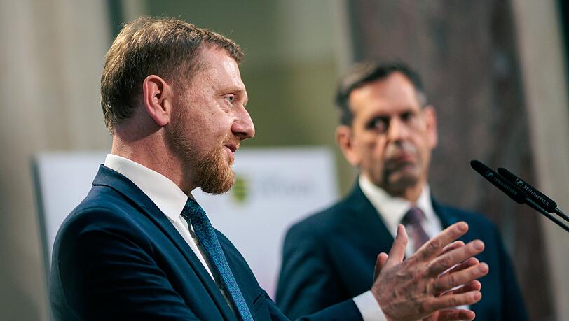 Im Ziel sind sich Bund und Länder einig: Die Wirtschaft soll entlastet werden. Das dürfe die Kommunen aber nicht über Gebühr belasten, verlangen die Ministerpräsidenten.