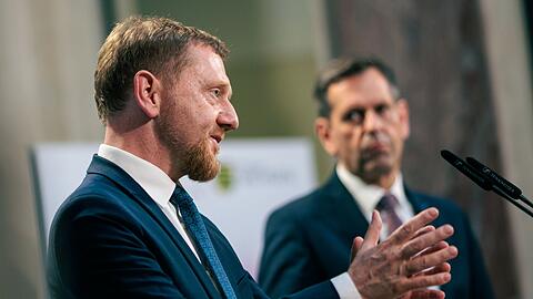 Im Ziel sind sich Bund und Länder einig: Die Wirtschaft soll entlastet werden. Das dürfe die Kommunen aber nicht über Gebühr belasten, verlangen die Ministerpräsidenten.
