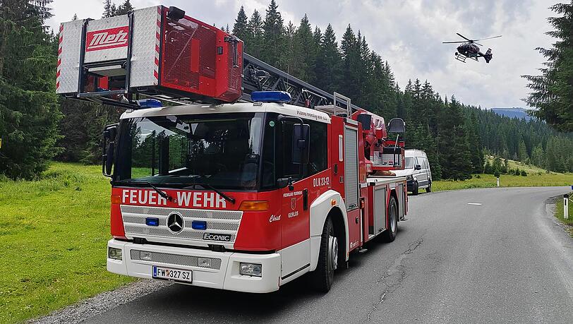 Ein Einsatzfahrzeug der Feuerwehr steht in der Nähe der Absturzstelle eines Kleinflugzeugs im Gemeindegebiet von Krimml.