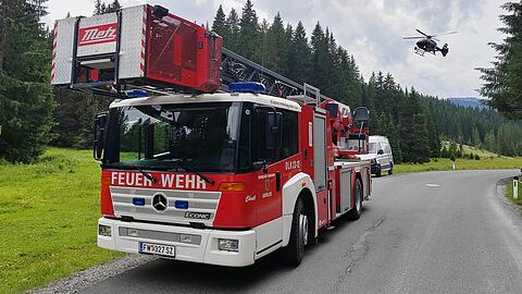 Ein Einsatzfahrzeug der Feuerwehr steht in der Nähe der Absturzstelle eines Kleinflugzeugs im Gemeindegebiet von Krimml.