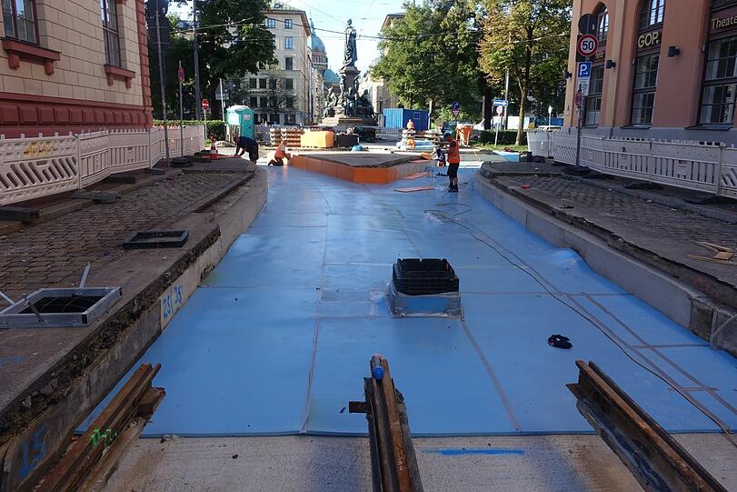 Die Gleisarbeiten um das Maxmonument hätten Ende August abgeschlossen sein sollen. Dieser Abschnitt in der Thierschstraße wird nun erst Mitte Oktober fertig, aber direkt am Max II. Denkmal soll es zügiger voran gehen, damit der Trachtenumzug durchziehen kann.