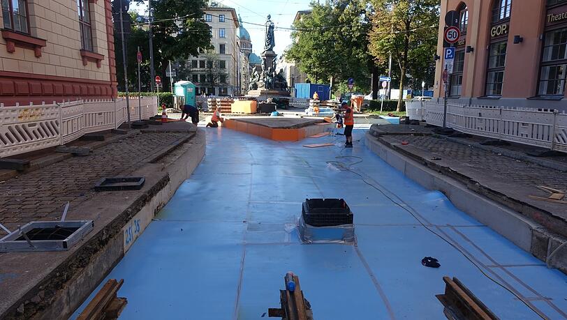 Die Gleisarbeiten um das Maxmonument hätten Ende August abgeschlossen sein sollen. Dieser Abschnitt in der Thierschstraße wird nun erst Mitte Oktober fertig, aber direkt am Max II. Denkmal soll es zügiger voran gehen, damit der Trachtenumzug durchziehen kann. Die Gleisarbeiten um das Maxmonument hätten Ende August abgeschlossen sein sollen. Dieser Abschnitt in der Thierschstraße wird nun erst Mitte Oktober fertig, aber direkt am Max II. Denkmal soll es zügiger voran gehen, damit der Trachtenumzug durchziehen kann.