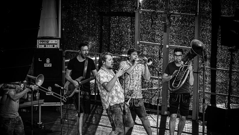 LaBrassBanda spielen am 4. Juli bei Tollwood. LaBrassBanda spielen am 4. Juli bei Tollwood.