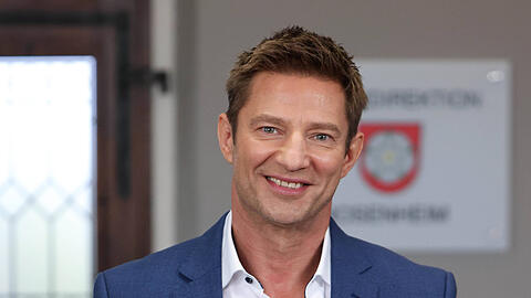 "Rosenheim-Cops"-Star Igor Jeftic verabschiedet sich von Hemd und Sakko &ndash; zumindest eine Folge lang.