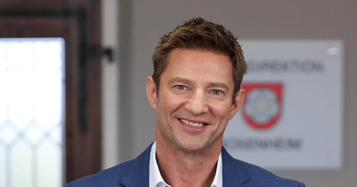 Ungewohnter-Look-Rosenheim-Cops-Star-berrascht-in-neuer-Folge