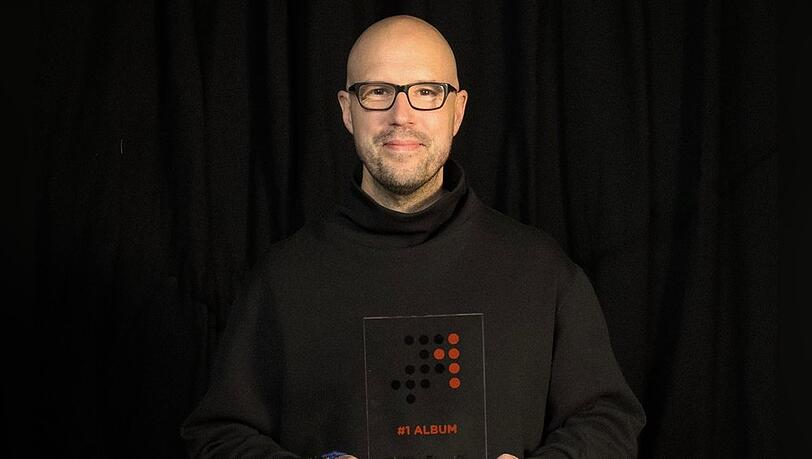 Schiller kann sich &uuml;ber ein weiteres Nummer-eins-Album freuen.