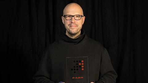 Schiller kann sich &uuml;ber ein weiteres Nummer-eins-Album freuen.