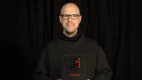 Schiller kann sich &uuml;ber ein weiteres Nummer-eins-Album freuen.