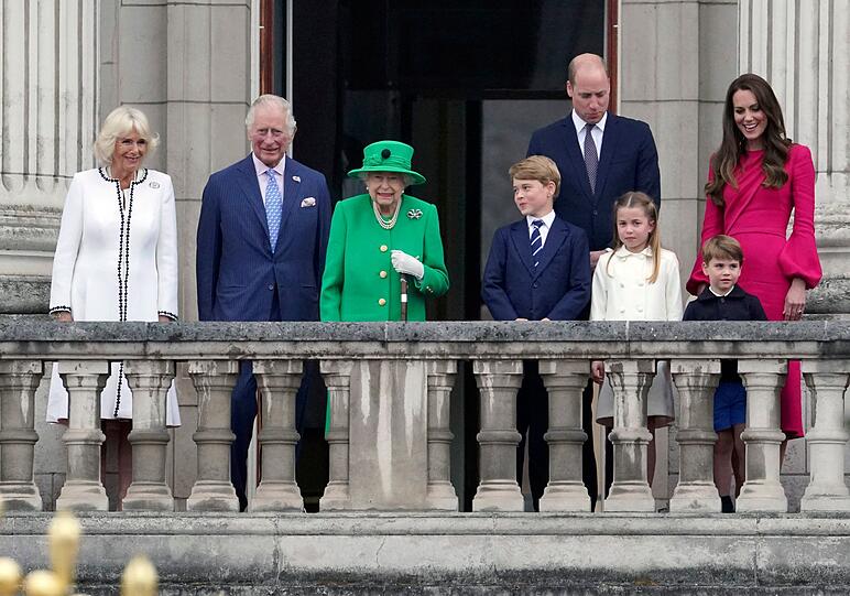 In einem leuchtend grünen Kostüm betrat Queen Elizabeth II. (dritte von links) bei der offiziellen Feier ihres Platin-Jubiläums den Balkon von Buckingham Palace. An ihrer Seite (von links): Herzogin Camilla, Prinz Charles, Prinz George, Prinz William, Prinzessin Charlotte, Prinz Louis und Herzogin Catherine. In einem leuchtend grünen Kostüm betrat Queen Elizabeth II. (dritte von links) bei der offiziellen Feier ihres Platin-Jubiläums den Balkon von Buckingham Palace. An ihrer Seite (von links): Herzogin Camilla, Prinz Charles, Prinz George, Prinz William, Prinzessin Charlotte, Prinz Louis und Herzogin Catherine.