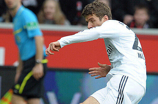 THOMAS MÜLLER:
Lief sich die Marseille-Müdigkeit aus den Knochen. Beste Chance nach 48 Minuten: Verstocherte vor Schäfer. Agierte glücklos, aber unermüdlich im Anlaufen der Gegner. Note 3