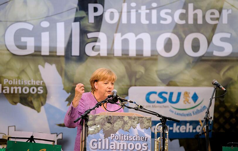Angela Merkel: &bdquo;Die große Aufgabe der Politik ist, den Geist der sozialen Marktwirtschaft auch auf die Finanzwirtschaft auszudehnen, damit nicht immer wieder internationale Finanzkrisen alles einreißen, was Menschen mit ihrer Hände Arbeit fleißig aufgebaut haben.&ldquo;