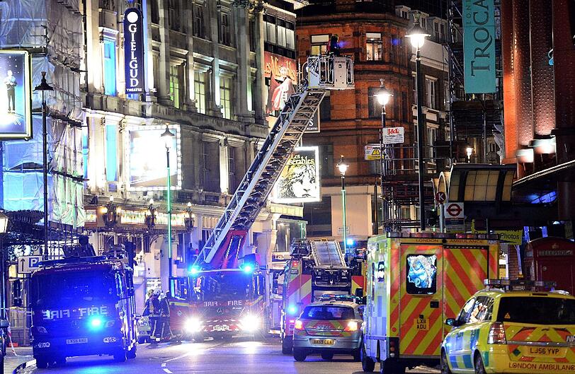 Sehen Sie hier mehr Bilder vom Rettungseinsatz im Londoner Apollo-Theatre in Londern von der Nacht zum Freitag.
