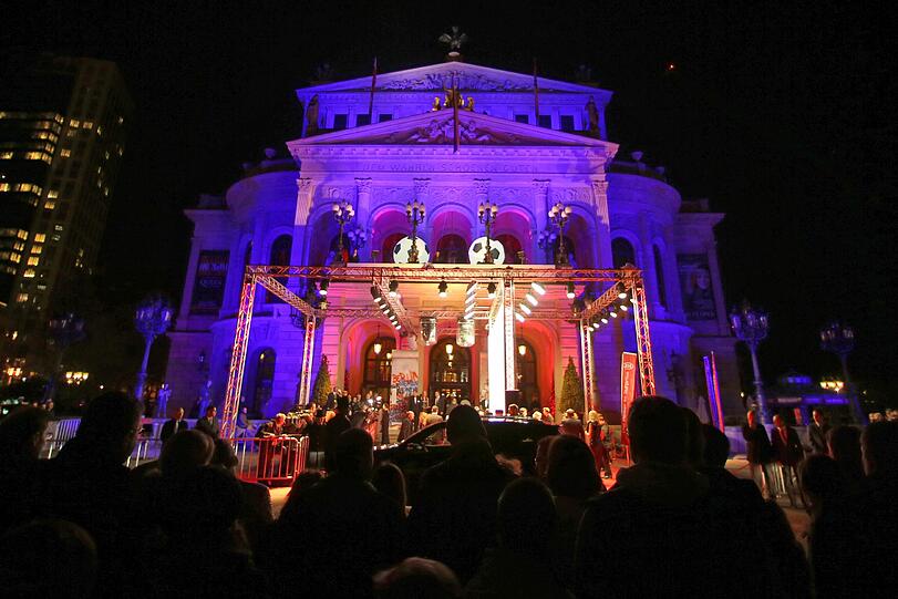 Die Alte Oper in Frankfurt ist stimmungsvoll beleuchtet für den Deutschen Sportpresseball 2014 und lockt zahlreiche Prominente auf den Roten Teppich.