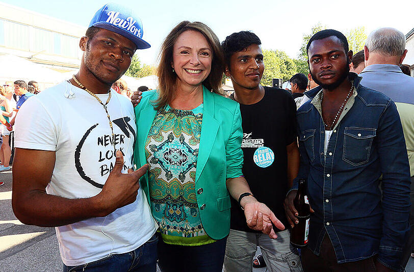 Uschi Dämmrich von Luttitz mit Flüchtlingen.