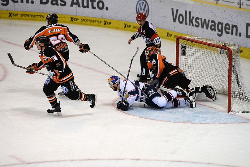 Unterlegen: Der EHC Red Bull München mit Stürmer Daniel Sparre (am Boden) verliert bei den Wolfsburg Grizzlys mit 2:3.