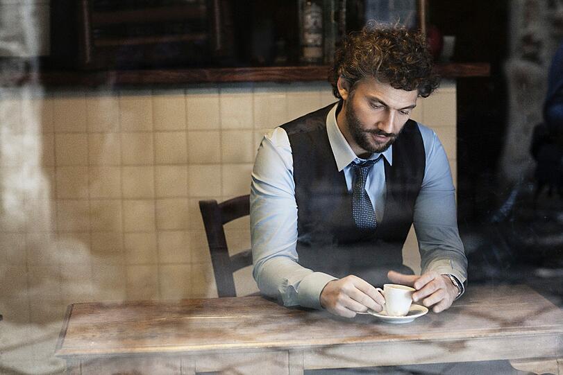 Warum so einsam? Der Ehrenitaliener Jonas Kaufmann in einer Bar einen Espresso.