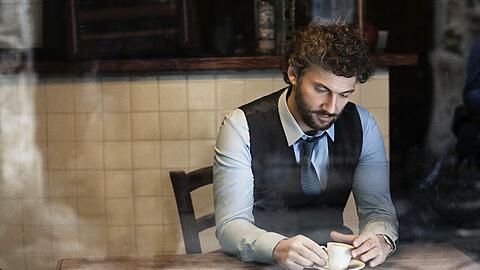 Warum so einsam? Der Ehrenitaliener Jonas Kaufmann in einer Bar einen Espresso.