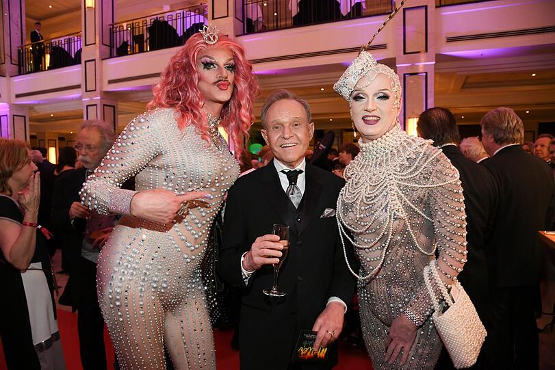 Georg Preuße (m.), auch bekannt unter seinem Bühnennamen "Mary", mit seinen Travestiekunst-Kolleginnen Gloria Viagra (l., mit Schnauzbart) und Sheila Wolf (r.).