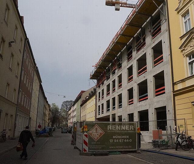 Die Baulücke ist zur Straße hin geschlossen.