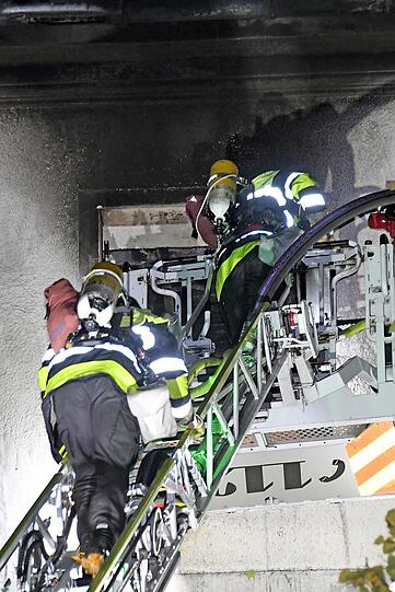 Das Feuer ging auch auf die Fehlbodendecke über, was die Löscharbeiten erschwerte.