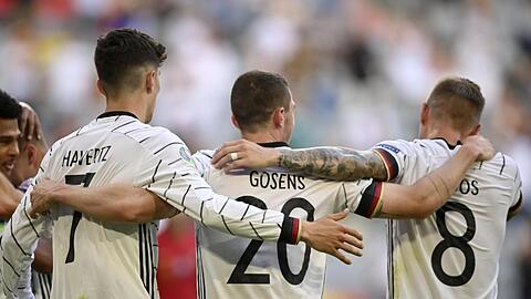 Deutschlands "Man of the Match" Robin Gosens (M) feiert mit Kai Havertz und Toni Kroos (r).