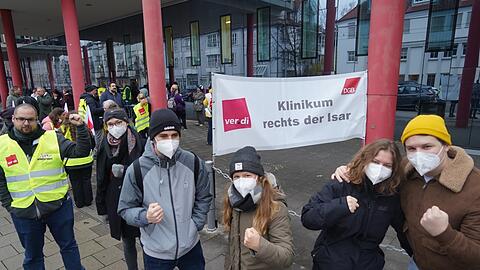 Pfleger Lucca Cocco (24, re.) beim Warnstreik mit Kollegen vorm Klinikum rechts der Isar.