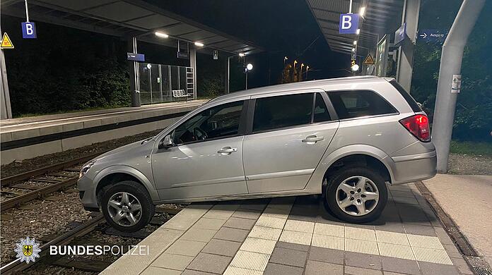 Auto landet fast im Gleis