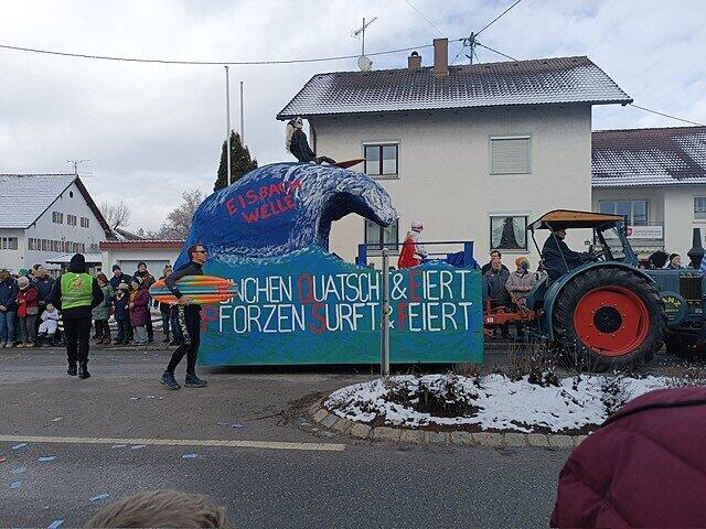 Beim Faschingsumzug in Pforzen (Lkr. Ostallg&auml;u) was die M&uuml;nchner Eisbachwelle auch Thema.