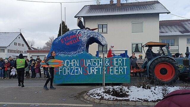 Beim Faschingsumzug in Pforzen (Lkr. Ostallg&auml;u) was die M&uuml;nchner Eisbachwelle auch Thema.