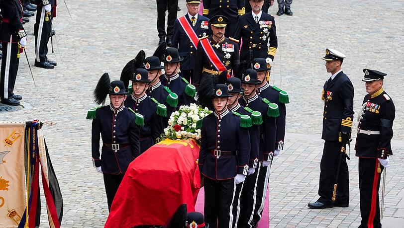 König Harald V. ist nach einem Trauerzug durch Oslo an seiner letzten Ruhestätte eingetroffen. König Harald V. ist nach einem Trauerzug durch Oslo an seiner letzten Ruhestätte eingetroffen.