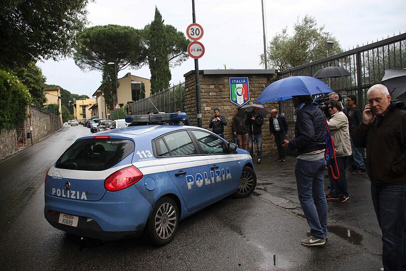 Ein italienisches Polizeiauto Steht vor dem Eingang zum Trainingslager der italienischen Fussball-Nationalmannschaft in Coverciano