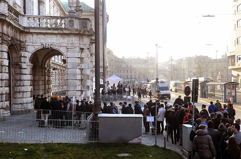 Großer Andrang schon am frühen Morgen vor dem Justizpalast in München.