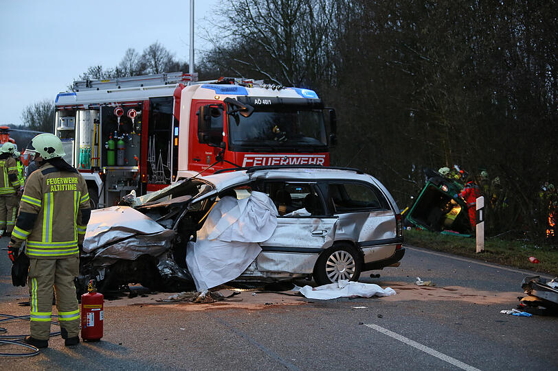 Schwerer Verkehrsunfall bei Altötting: eine Persone wurde getötet, vier weitere schwer Verletzt!