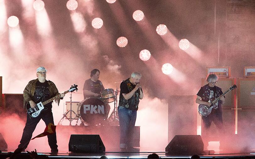 5. FINNLAND Pertti Kurikan Nimipäivät "Aina mun pitää". Dieser Act ist einer der ESC-Aufreger. Vier Musiker mit geistigen Behinderungen und einem unaussprechlichen Bandnamen reisen mit Punk im Stil der Sex Pistols nach Wien. Angenehme Abwechslung im Schwermut-Eintopf.