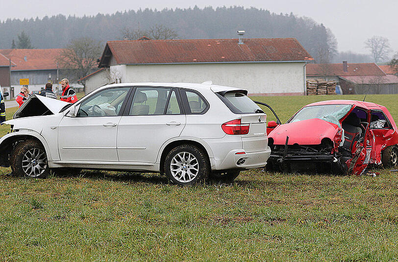 Bilder vom Unfallort in Tabing. Am Samstagmittag kam er hier zum Zusammenstoß zweier Fahrzeuge, die Fahrerin des roten VW Polo verstarb noch am Unfallort.