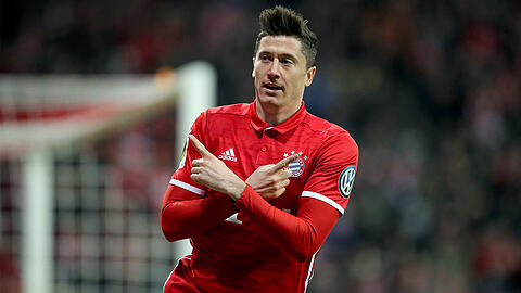 Torschütze am Fließband: Robert Lewandowski nach seinem Premierentreffer gegen Schalke 04.