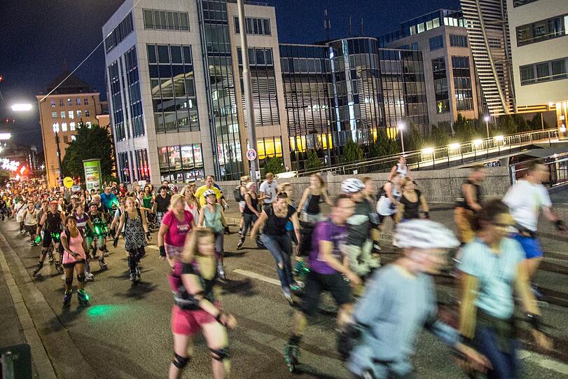 Eine rollende Masse: Die Blade-Night-Skater auf ihrem Weg durch die Stadt. (Archivbild)