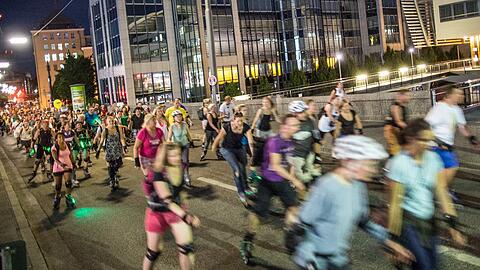 Eine rollende Masse: Die Blade-Night-Skater auf ihrem Weg durch die Stadt. (Archivbild)