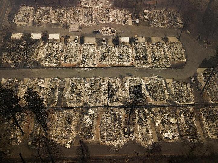 Die Luftaufnahme zeigt die verbrannten Überreste von Wohnhäusern in einem Wohnviertel der Stadt Paradise. Auch die verheerenden Großbrände in Kalifornien werden von Wissenschaftlern dem Klimawandel zugeschrieben.