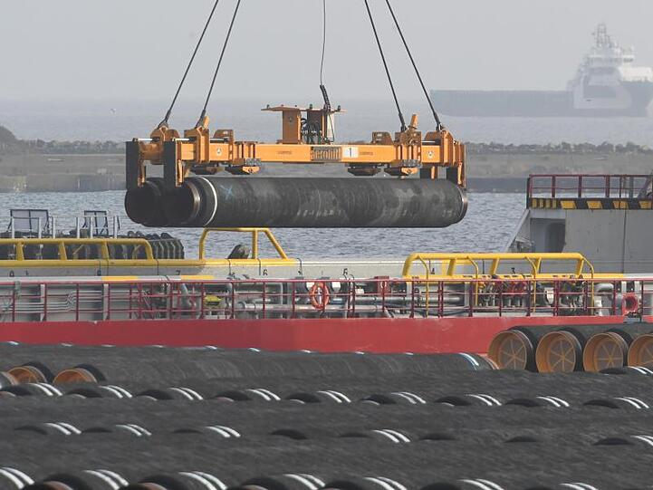 Rohre für die Ostsee-Gaspipeline Nord Stream 2 bei der Verladung.