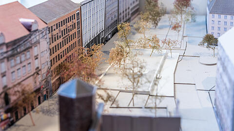 Ein Brunnen als Treffpunkt: "Vermeintlich natürlich" haben die Architekturstudenten Josiane Schmidt und Alexander Throm ihren Entwurf für die Neugestaltung des Freiraums an der Herzog-Wilhelm-Straße genannt.