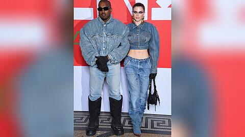 Fashion Week in Paris: Das heutige Ex-Paar Kanye West und Julia Fox kam im Partner-Look.
