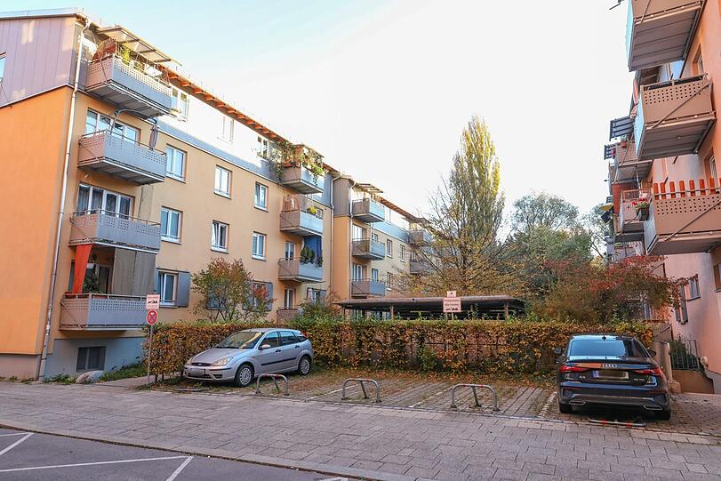 Paulanerplatz in der Au. In einem dieser Häuserblöcke der Gegend muss es passiert sein. Ein Streit zwischen jungen erwachsenen Brüdern endete am späten Dienstagabend mit massiver Gewalt.