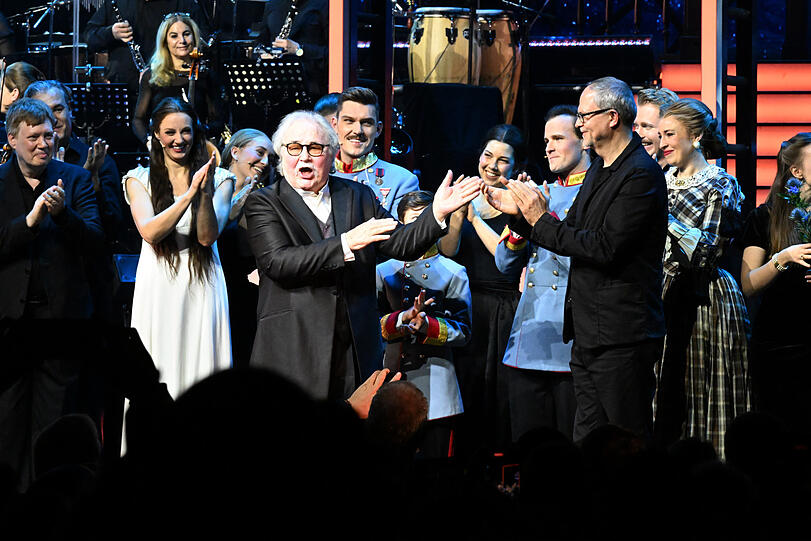 Die Darsteller des Musicals mit dem Komponist Sylvester Levay (2. v. l) und dem Regisseur Gil Mehmert (rechts).