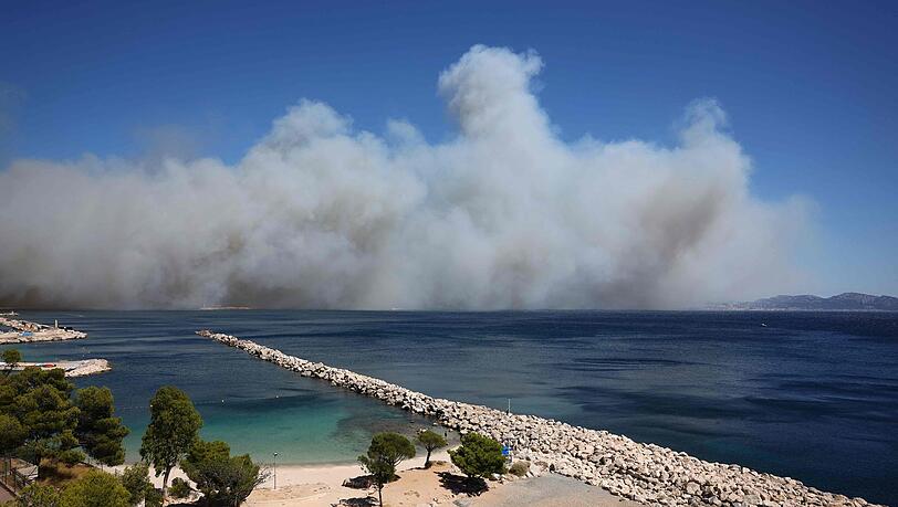Riesige Rauchwolken versetzen die Bewohner von Marseille in Schrecken.