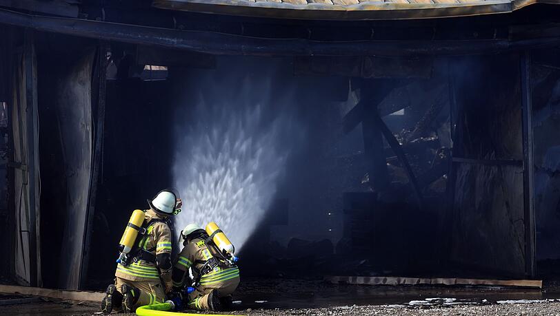 Die Feuerwehr bekämpfte das Feuer.
