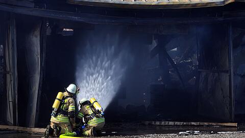 Die Feuerwehr bekämpfte das Feuer.